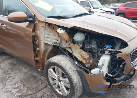 2018 Kia Sportage Lx z USA, uszkodzony, nr VIN KNDPMCAC4J7448344